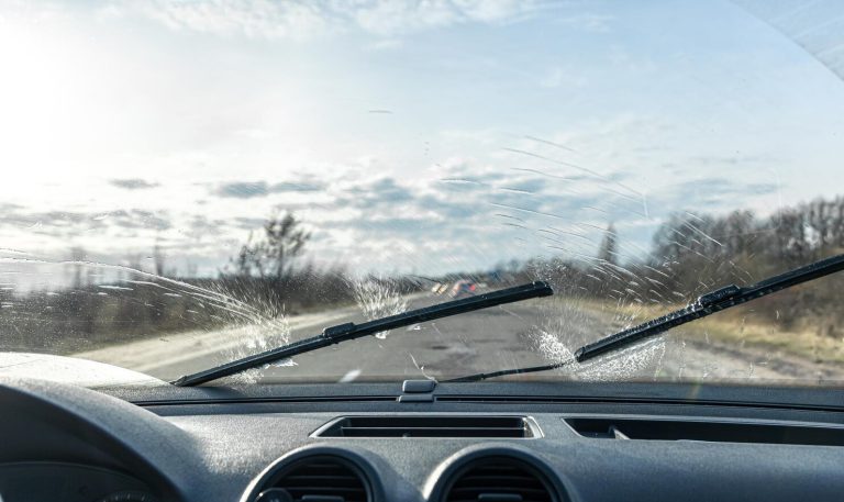 Read more about the article Don’t Get Stuck with a Bad Windscreen Replacement – Here’s What You Need to Know!